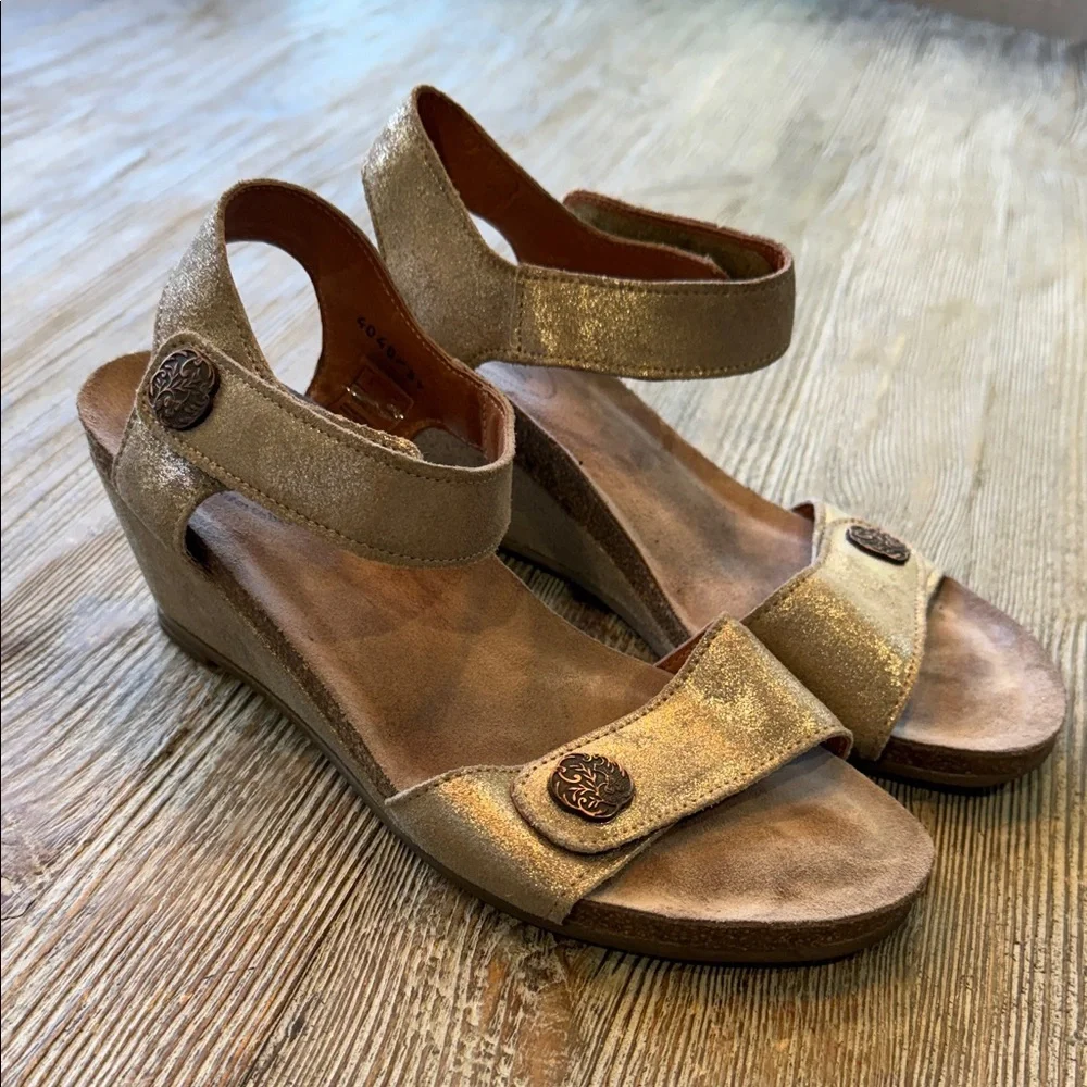 Taos Gold Carousel 2 Wedge Sandals 39/ 8